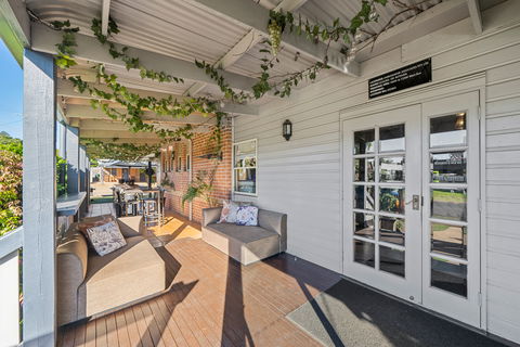 Ambassador On Ruthven Motel - Tourism Guide 1