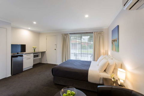 Best Western Colonial Village Motel - Cruises Travel 2