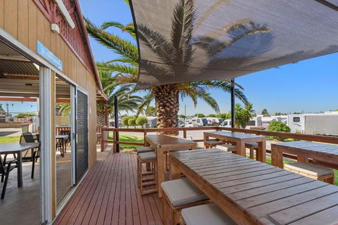 Discovery Parks Adelaide Beachfront - Cruises Travel 1