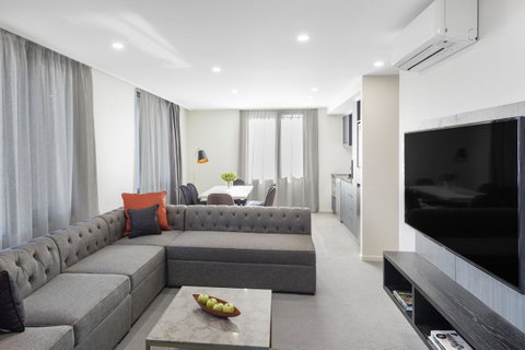 Deco Hotel Canberra - Tourism Guide 9