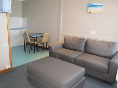 Stansbury Holiday Motel - Cruises Travel 5
