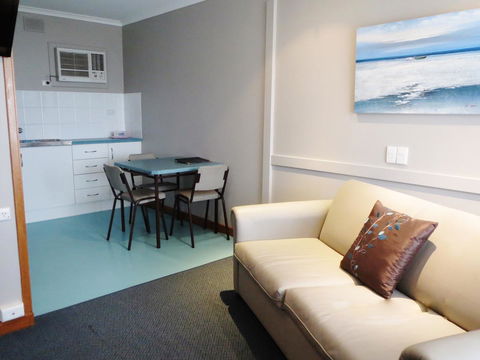 Stansbury Holiday Motel - Cruises Travel 39