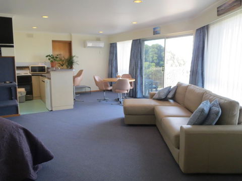 Stansbury Holiday Motel - Cruises Travel 36