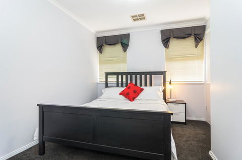 Port Adelaide Harbourside House - Travel Search 9