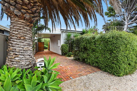 Ainslie Roberts Drive Retreat - Tourism Guide 13