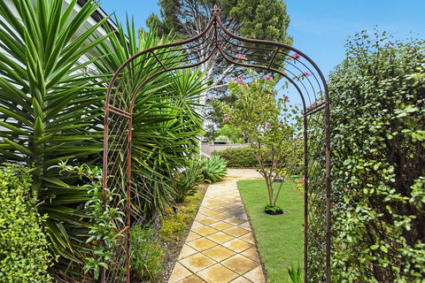 Ainslie Roberts Drive Retreat - Tourism Guide 15