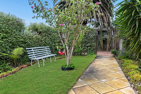 Ainslie Roberts Drive Retreat - Tourism Guide 16