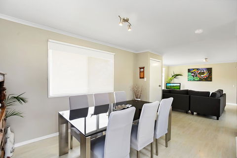 Ainslie Roberts Drive Retreat - Tourism Guide 1