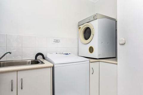 Ainslie Roberts Drive Retreat - Tourism Guide 10