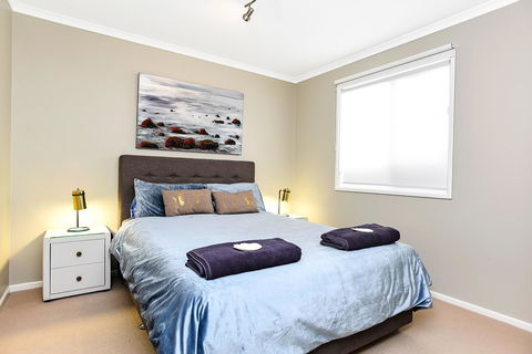 Ainslie Roberts Drive Retreat - Tourism Guide 4