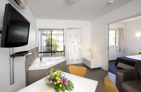 Majestic Oasis Apartments - Cruises Travel 14