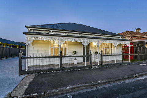 Aloha Central Luxury Apartments - Tourism Guide 12