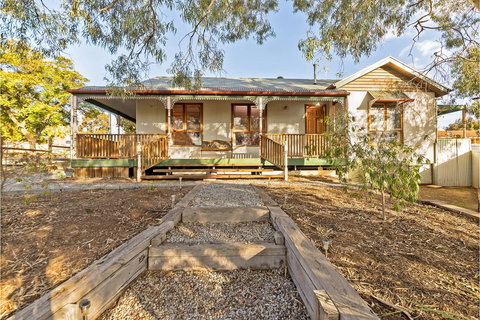 Rustic On 13th - Travel Search 21