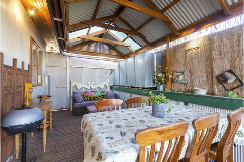 Rustic On 13th - Travel Search 9