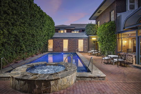 Adelaide Inn - Tourism Guide 1