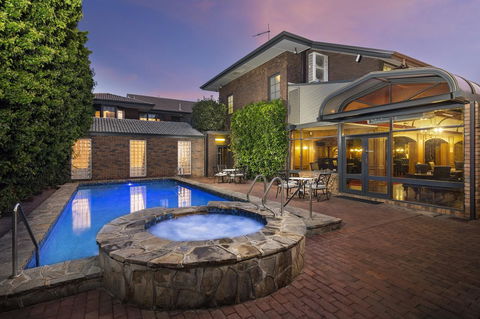 Adelaide Inn - Tourism Guide 40