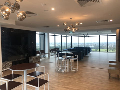Resort Style Luxury City Apartment + Free Car Parking - Travel Search 24