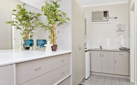Glenelg Oasis Studios - Tourism Guide 7