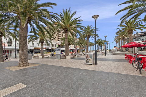 Glenelg Seaside Apartment - Tourism Guide 8