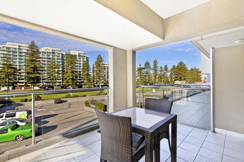 Glenelg Seaside Apartment - Tourism Guide 5