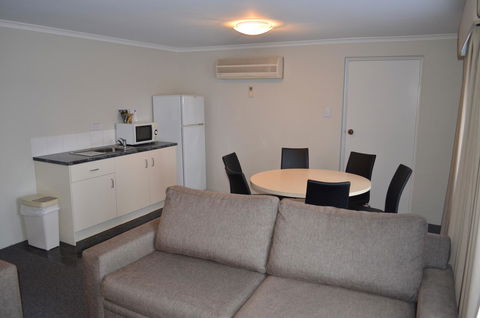 Arkana Motor Inn & Terrace Apartments - Tourism Guide 11