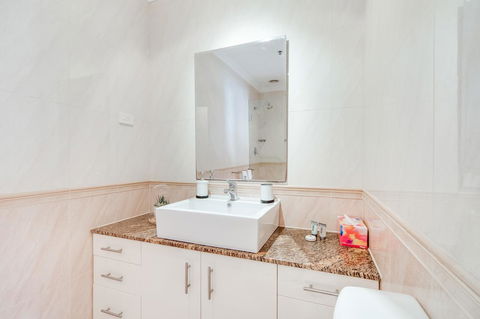 York Apartments On Grenfell - Travel Search 13