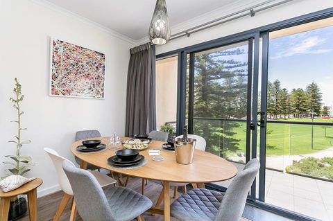 Heart Of Glenelg BnB - Travel Search 11