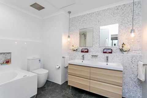Heart Of Glenelg BnB - Travel Search 3