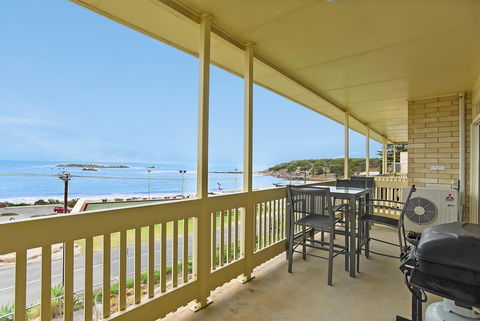The Dolphins Beachfront Apartments - Travel Search 10