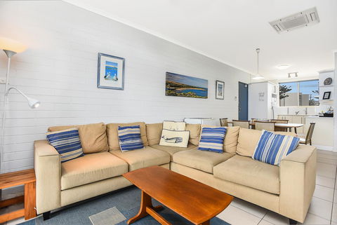 The Dolphins Beachfront Apartments - Travel Search 11