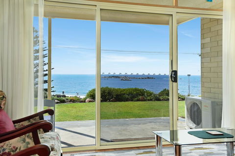 The Dolphins Beachfront Apartments - Travel Search 6
