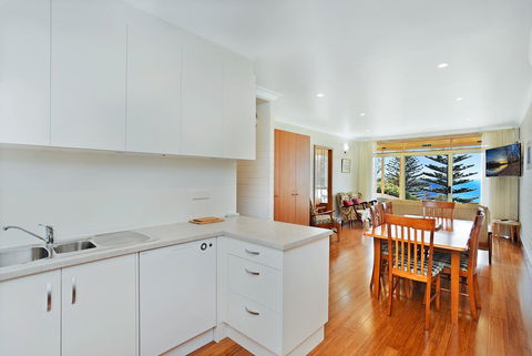 The Dolphins Beachfront Apartments - Travel Search 4