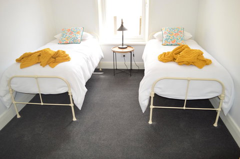 Two Cow Cottage Bed & Breakfast - Travel Agents 20