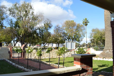 Two Cow Cottage Bed & Breakfast - Travel Agents 31