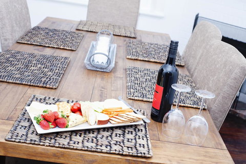 Two Cow Cottage Bed & Breakfast - Travel Agents 8