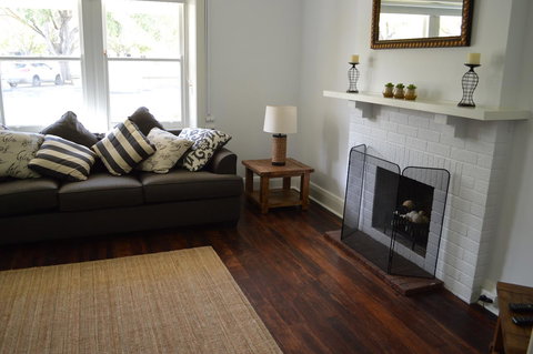 Two Cow Cottage Bed & Breakfast - Travel Agents 27