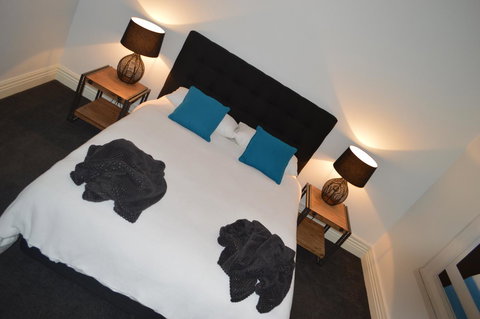 Two Cow Cottage Bed & Breakfast - Travel Agents 17