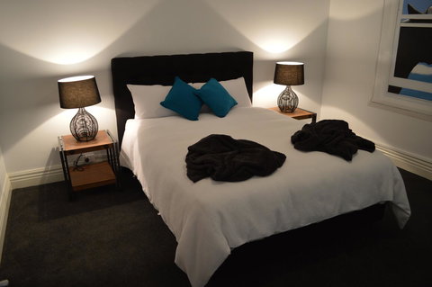 Two Cow Cottage Bed & Breakfast - Travel Agents 19