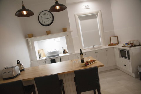 Two Cow Cottage Bed & Breakfast - Travel Agents 33