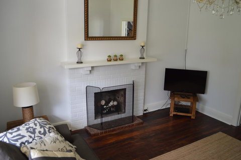 Two Cow Cottage Bed & Breakfast - Travel Agents 11