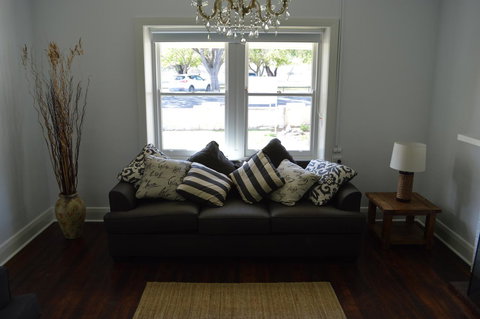 Two Cow Cottage Bed & Breakfast - Travel Agents 14