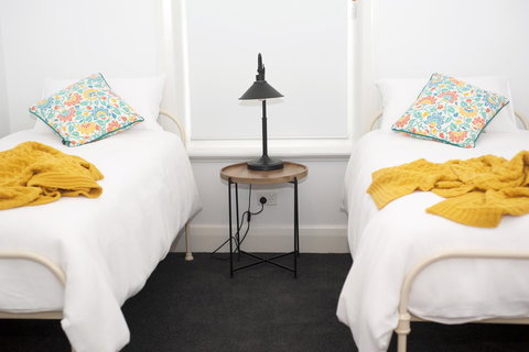 Two Cow Cottage Bed & Breakfast - Travel Agents 29