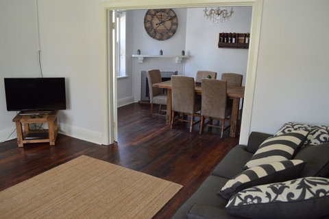 Two Cow Cottage Bed & Breakfast - Travel Agents 26