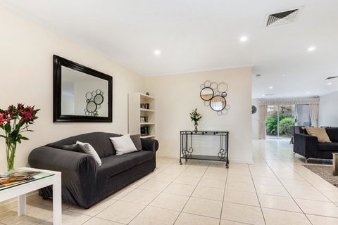 Adelaide Style Accommodation-Close To City-North Adelaide-3 Bdrm- FREE Parking - Tourism Guide 5