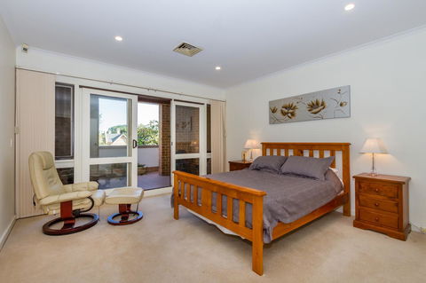 Adelaide Style Accommodation-Close To City-North Adelaide-3 Bdrm- FREE Parking - Tourism Guide 3