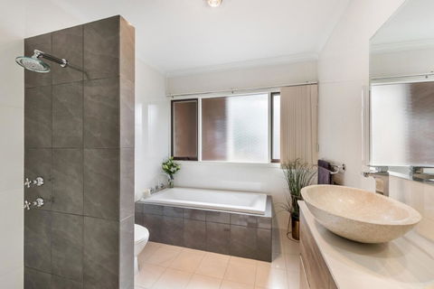 Adelaide Style Accommodation-Close To City-North Adelaide-3 Bdrm- FREE Parking - Tourism Guide 10
