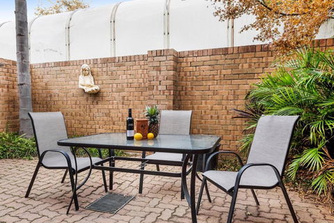 Adelaide Style Accommodation-Close To City-North Adelaide-3 Bdrm- FREE Parking - Tourism Guide 24
