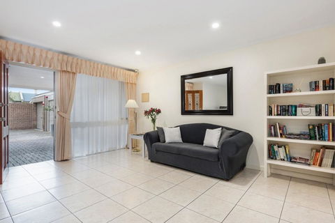 Adelaide Style Accommodation-Close To City-North Adelaide-3 Bdrm- FREE Parking - Tourism Guide 7