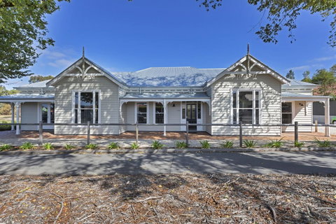 Grandview Accommodation - The Elm Tree Apartments - Tourism Guide 30