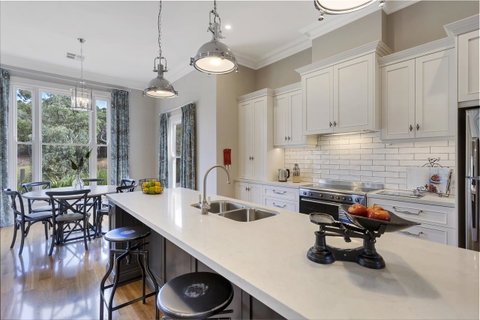 Grandview Accommodation - The Elm Tree Apartments - Tourism Guide 15